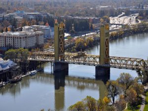 Tower Bridge, Sacramento, from elevated position (2011) (By Pacific Southwest Region from Sacramento, US (Tower Bridge) [CC BY 2.0 via Wikimedia Commons from Wikimedia Commons)