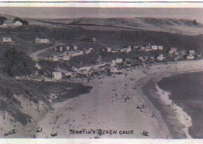 Martins Beach in 1920s full of beachgoers.